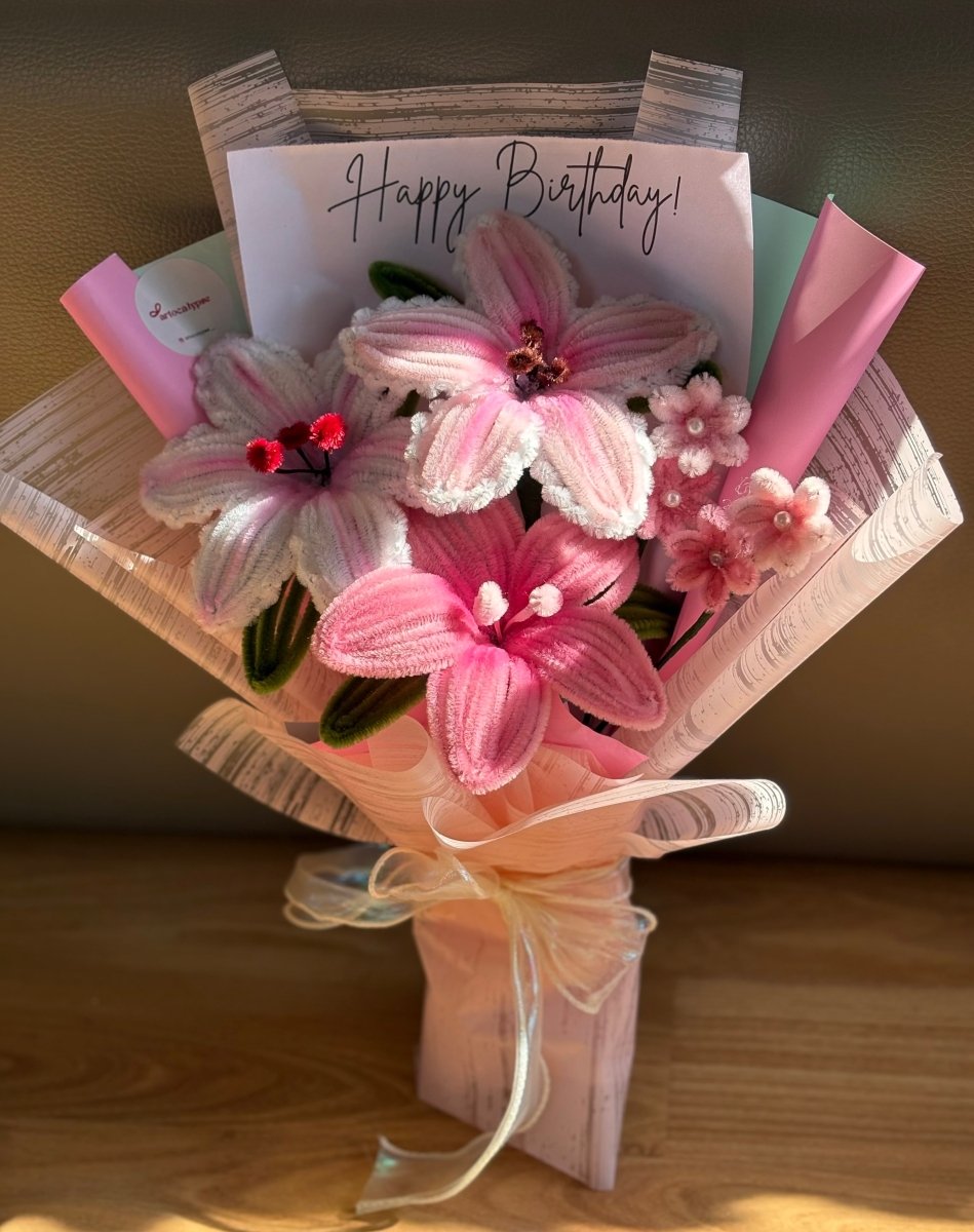 Blushing lilies bouquet - Artocalypse