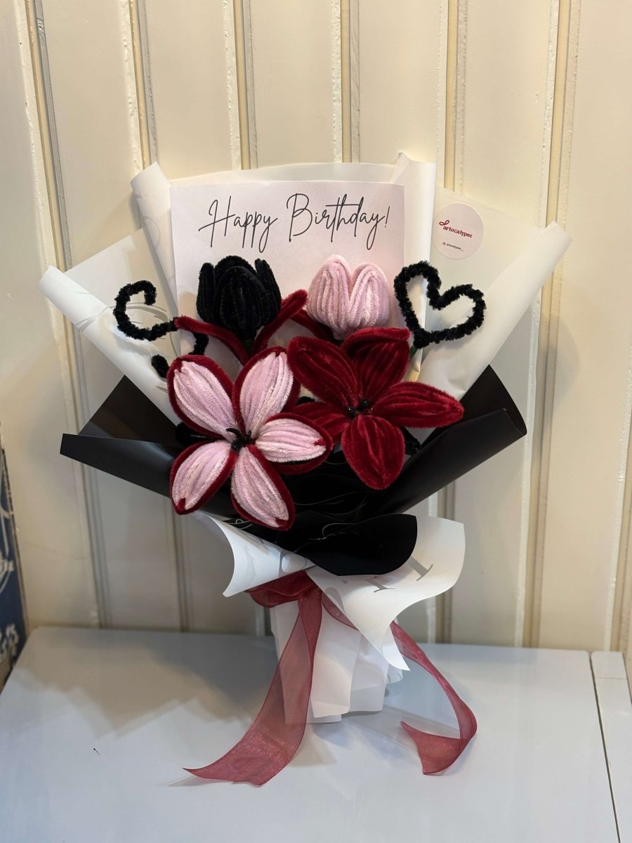 Heart initial bouquet - Artocalypse
